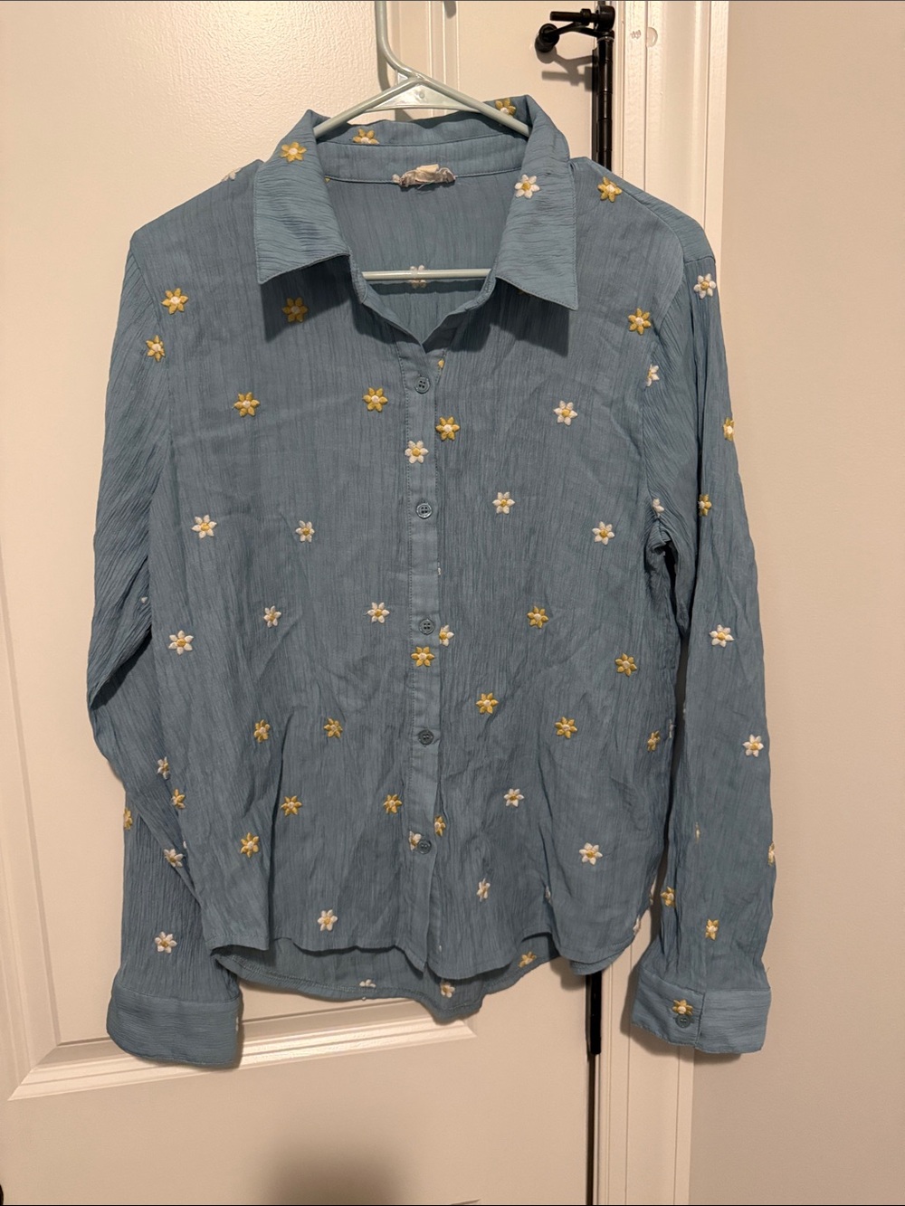 Hem & Thread size Medium Light Blue Floral Embroidered Button-Up Shirt Daisy 🌼